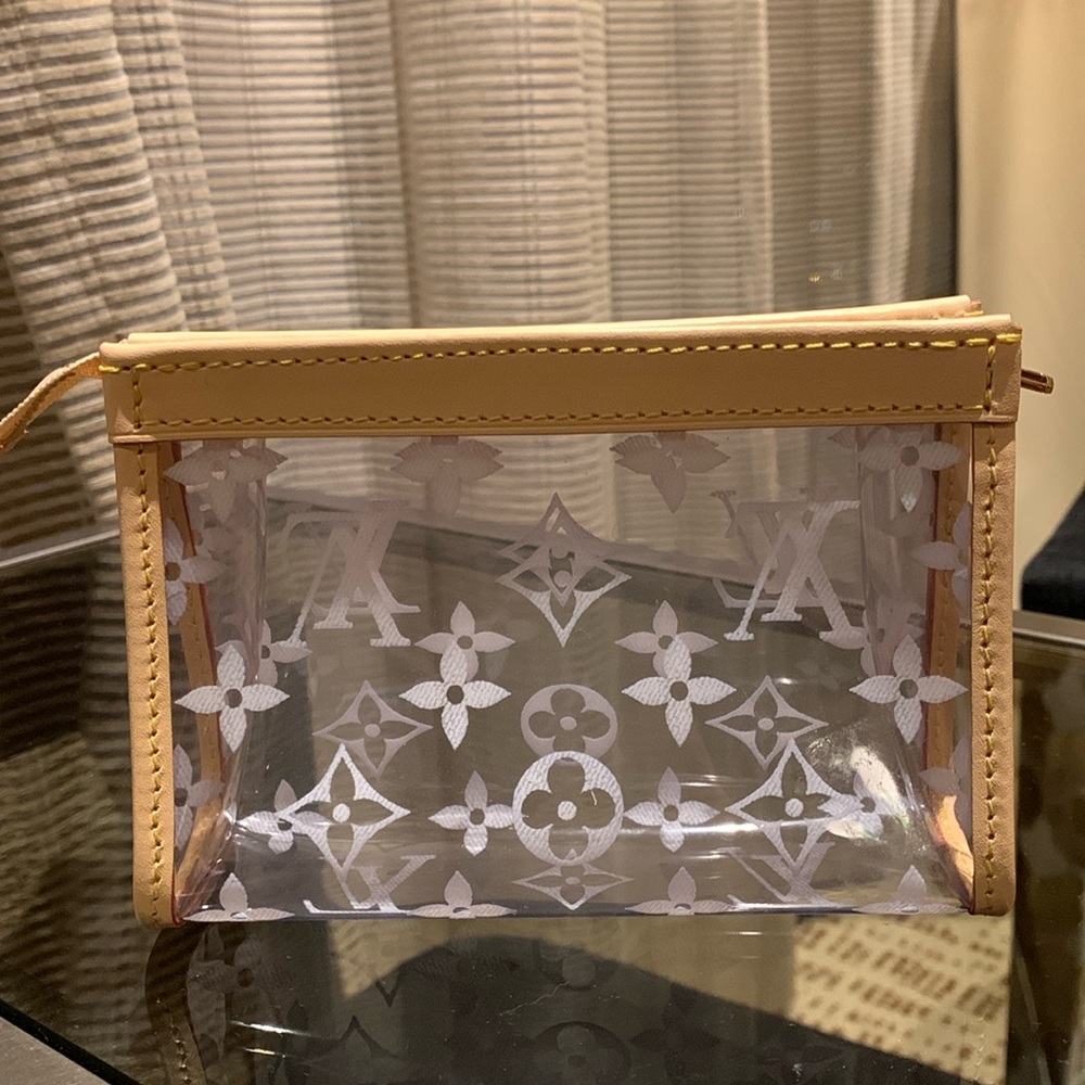 Absolutely stunning rare clear cosmetic Louis Vuitton case with LV logo,limited - Picture 6 of 17